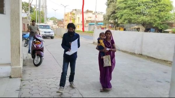 MP chunav 2023: वोटिंग से पहले सागर सुरखी में कांग्रेस नेता पर जमीन हड़पने का आरोप, त्रस्त दंपति की शिकायत