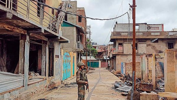 म्यांमार शरणार्थी का मणिपुर में इलाज... गुस्साई भीड़ का इंफाल में अस्पताल पर हमला , जानिए क्यों फूटा गुस्सा?