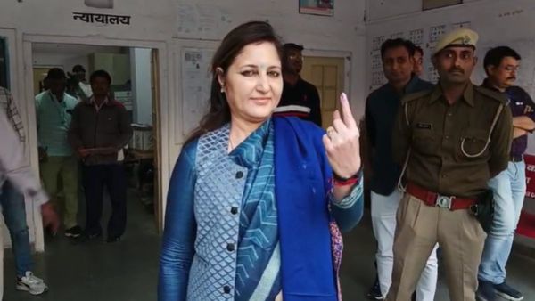 Rajasthan: नीमकाथाना कलेक्टर ने डाला वोट, लोगों से की मतदान करने की अपील