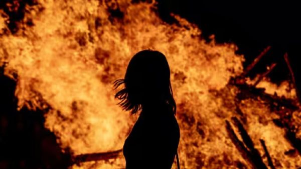 UP News: प्रेमी के साथ पत्नी को इस हाल में देख आग बबूला हुआ पति, इस बड़ी घटना को दे दिया अंजाम