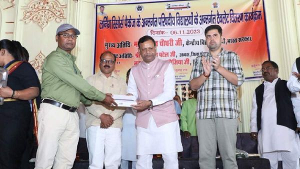 केंद्रीय वित्त राज्य मंत्री पंकज चौधरी ने शिक्षकों को वितरित किया टैबलेट, PM Modi को लेकर कही यह बात