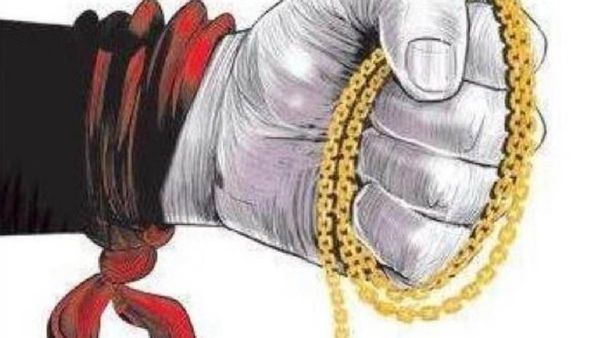 Siddharthnagar News: अचानक घर पर डकैतों ने धावा बोल लूटे 12 लाख के आभूषण, बम फेंक फैलाई दहशत