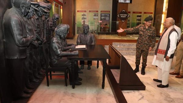 Mhow प्रवास पर राज्यपाल मंगूभाई पटेल, इन्फेंट्री रिसर्च सेंटर का अवलोकन किया