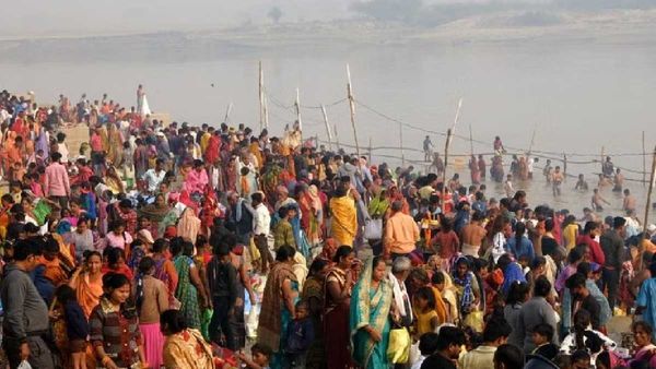 Gorakhpur News: कार्तिक पूर्णिमा पर स्नान के लिए राप्ती से लेकर सरयू तक उमड़ा आस्था का जनसैलाब