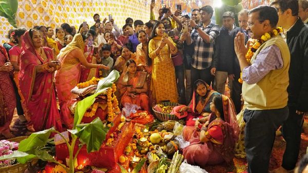 छठ पूजा में शामिल हुए सीएम अरविंद केजरीवाल, उगते सूर्य को दिया अर्घ्य