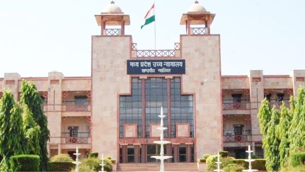 ग्वालियर कोर्ट ने पति को दिया पत्नी को होटल में खाना खिलाने का आदेश, पिता से आशीर्वाद दिलाने का क्या है मामला?