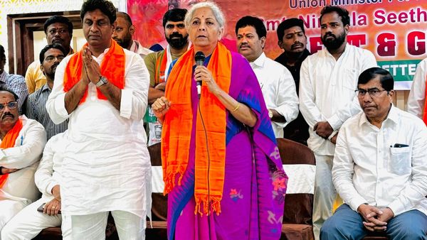 तेलंगाना: वित्त मंत्री और सीएम केसीआर के बीच हुआ भीषण वाक युद्ध, निर्मला सीतारमण ने साधा निशाना 