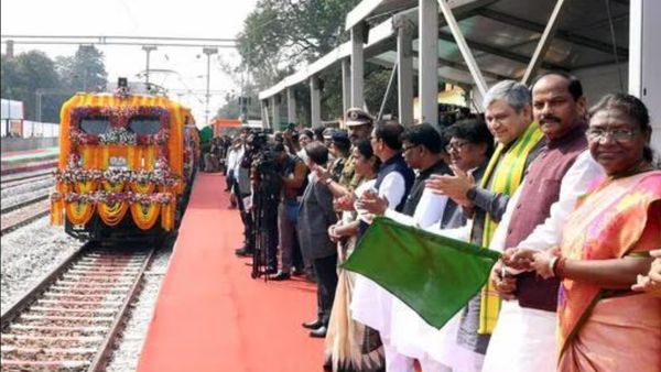 ओडिशा के बादामपहाड़ से तीन नई ट्रेनों को राष्ट्रपति द्रौपदी मुर्मू ने दिखाई हरी झंडी