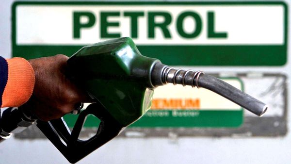 Fuel Prices 20th November:  जारी है कच्चे देल के दामों में गिरावट, जानिए क्या है देश में पेट्रोल की कीमत? 