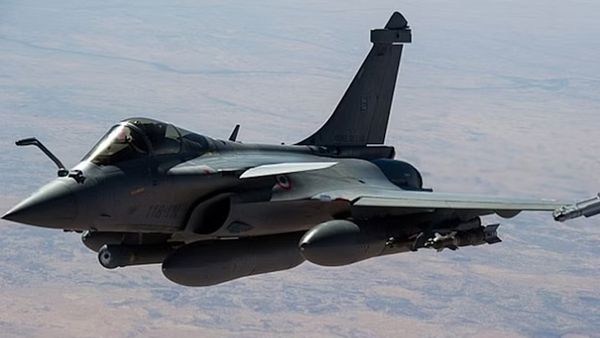 VIDEO: इंफाल एयरफोर्ट पर दिखा UFO, एयरफोर्स ने ढूंढने भेजे राफेल एयरक्राफ्ट