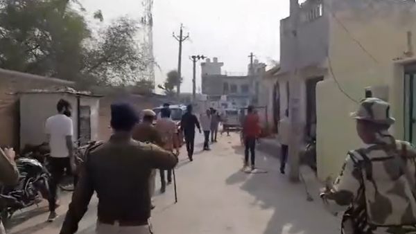 Voting in Rajasthan: राजस्‍थान चुनाव में अलवर-धौलपुर में बूथ कैप‍चरिंग का आरोप, रजाई कला गांव में फायरिंग