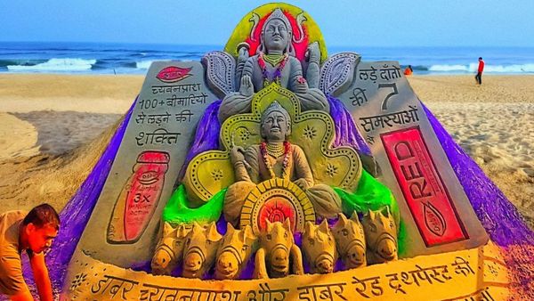 Bihar News: भगवान भास्कर की कलाकृति बनी मुख्य आकर्षण, छठव्रतियों ने की मधुरेंद्र के कला की तारीफ़