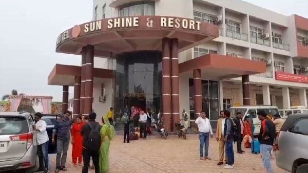 Satna News: शादी समारोह में फैंसी सूट-बूट पहनकर पहुंचा युवक, 20 लाख के गहनों से भरा बैग लेकर हुआ चंपत