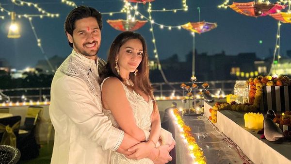 Sidharth-Kiara: शादी के बाद पहली दिवाली पर पत्नी कियारा पर प्यार लुटाते दिखे सिद्धार्थ मल्होत्रा, देखें तस्वीर