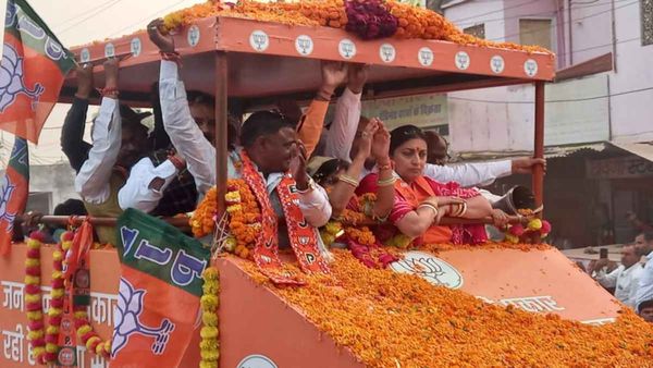 Rajasthan Elections: दौसा में ताबड़तोड़ चुनाव प्रचार जारी, बांदीकुई में स्मृति ईरानी का रोड शो