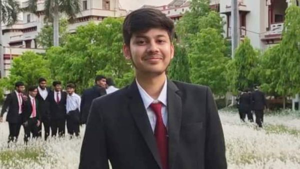 Success Story: जानिए कौन हैं सारांश गुप्ता? महज 22 वर्ष में यूपीएससी पास कर बने सबसे कम उम्र वाले IES