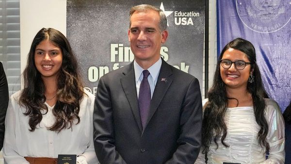 अमेरिका ने भारतीय छात्रों के लिए रिकॉर्ड संख्या में जारी किए वीजा... वेटिंग पीरियड कम करने उठाए कई कदम