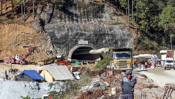 Uttarkashi Tunnel Rescue: टनल में 39 मीटर की ड्रिलिंग पूरी, बाहर एंबुलेंस तैनात, मजदूरों की जल्द होगी वापसी