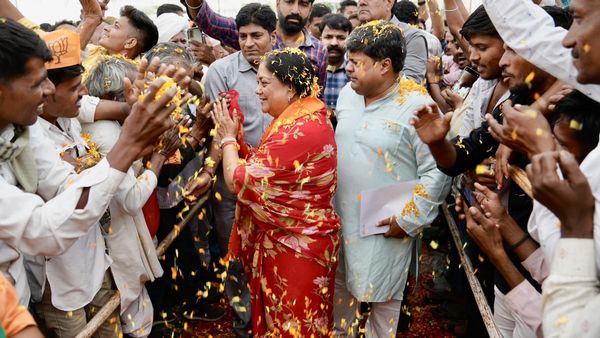 Vasundhara Raje Retirement: रिटायरमेंट वाले बयान पर वसुंधरा राजे का यू टर्न,बोलीं-''मैं कहीं नहीं जा रही हूं''