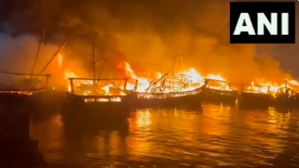 Visakhapatnam: विशाखापट्टनम के बंदरगाह पर लगी भीषण आग, 40 नाव एक साथ जलकर खाक