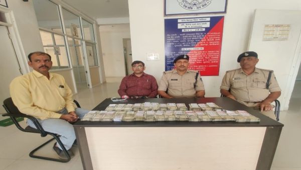 Gwalior News: रुपयों से भरी लग्जरी कार देख पुलिस के भी उड़े होश, दो जगहों से साढे़ 18 लाख की नगदी बरामद
