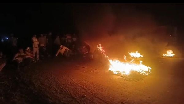 तोमर की दिमनी विधानसभा क्षेत्र में गोली चलने की घटना के बाद ग्रामीणों ने टायर में आग लगाकर किया प्रदर्शन