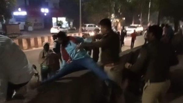Gwalior News: झंडा बैनर लगाने पर दो पक्षों में झगड़े के बाद फायरिंग व मारपीट, धक्का देते पुलिस का VIDEO वायरल