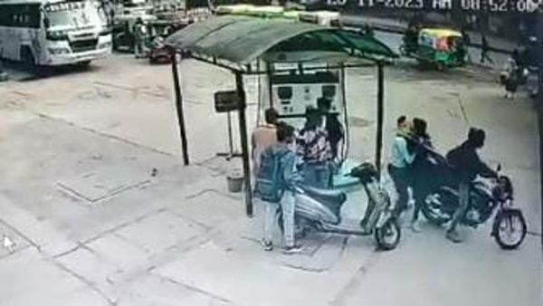 Gwalior News: पुलिस थाने के पास युवती का दिनदहाड़े बाइक सवार बदमाशों ने किया अपहरण, CCTV कैमरे में दिखे बदमाश