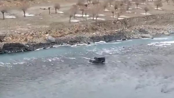 छुट्टियां मनाने के लिए पहाड़ों में लगी भीड़, मनाली में शॉर्टकट लेने के लिए शख्स ने नदी में उतार दी THAR