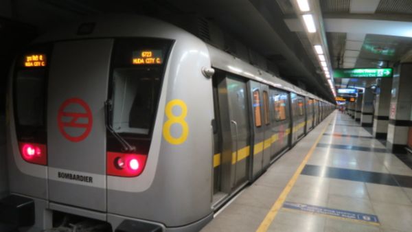 मेट्रो ट्रैक से कूदने वाली थी लड़की, नीचे खड़े लोग चिल्लाने लगे, आखिर कैसे बची जान?