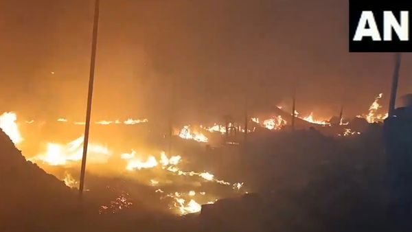 Jharkhand News: काल के गाल में समा गई सब्जी बाजार, धू-धूकर जल गईं कई दुकानें, आग बुझाने का काम जारी, Video