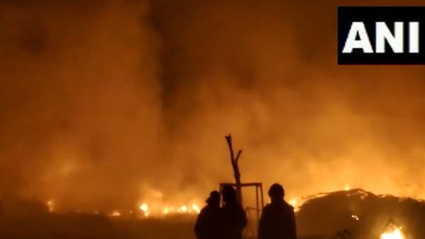 Delhi News: फतेहपुर इलाके में लगी भीषण आग, गोदाम में रखा समान जलकर राख, मौके पर दमकल की 20 गाड़ियां, Video