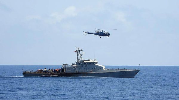 जहाजों पर हमला... अरब सागर में इंडियन नेवी ने तैनात किए तीन युद्धपोत, हूती विद्रोहियों से होगी जंग?