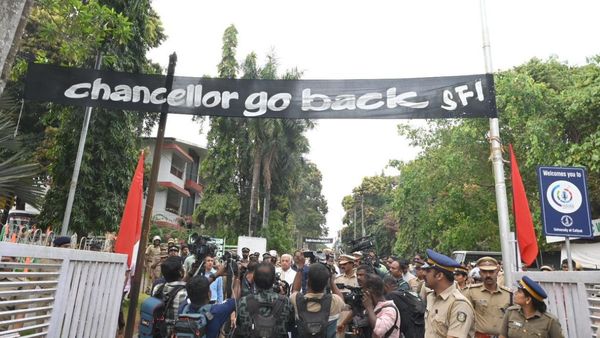 SFI ने राज्यपाल के खिलाफ लगाए बैनर और पोस्टर, आरिफ मोहम्मद खान बोले- ये सीएम के भाड़े के अपराधी