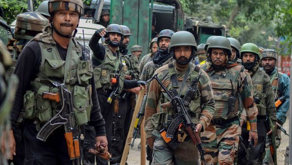 Jammu-Kashmir News: आतंकियों ने पुंछ में सेना के ट्रक पर घात लगाकर किया हमला, मुठभेड़ में 4 सैनिक शहीद