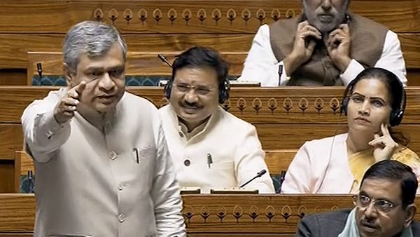 Telecom Bill 2023 लोक सभा में पारित, क्या है इसकी विशेषताएं, मोबाइल यूजर्स को क्या मिलेगा लाभ, जानें सबकुछ