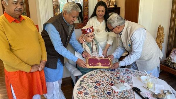 'श्रीराम मंदिर प्राण प्रतिष्ठा' में शामिल होंगे आडवाणी और मुरली मनोहर जोशी! निमंत्रण लेकर घर पहुंची VHP