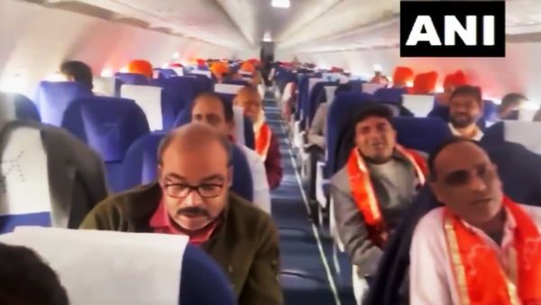 VIDEO: अयोध्या एयरपोर्ट पर दिखा भव्य नजारा, विमान के उड़ाते ही यात्रियों ने किया हनुमान चालीसा का पाठ