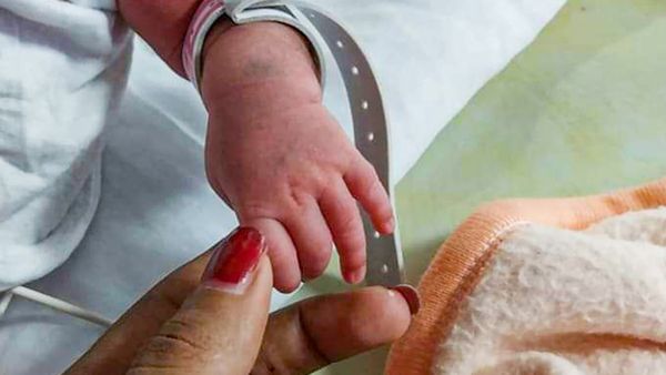 बदनामी या बेटे की चाहत: जन्म लेते ही बच्ची को अस्पताल के शौचालय में फेंका, कचरे में शव देख सिहर उठे लोग