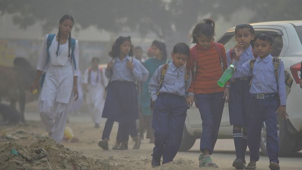 बेंगलुरु में कई स्कूलों को मेल पर मिली बम से उड़ाने की धमकी, आनन-फानन में छात्रों को निकाला गया बाहर