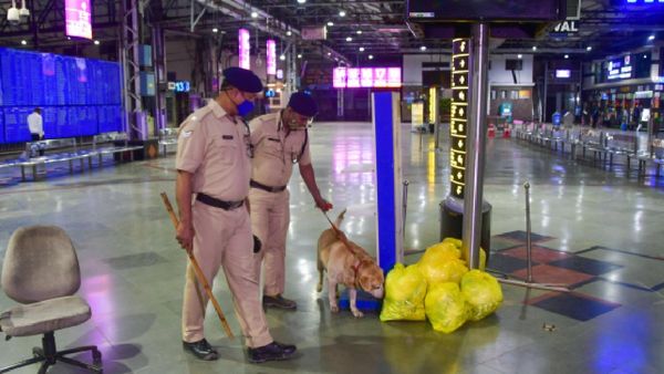 RBI और HDFC समेत मुंबई की 11 जगहों को बम से उड़ाने की धमकी, वित्त मंत्री का मांगा इस्तीफा