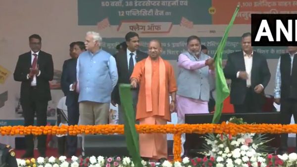 उत्तर प्रदेश: CM योगी ने दी बड़ी सौगात, 50 बसों, 38 इंटरसेप्टर वाहनों और 12 प्रचार वैन को दिखाई हरी झंडी