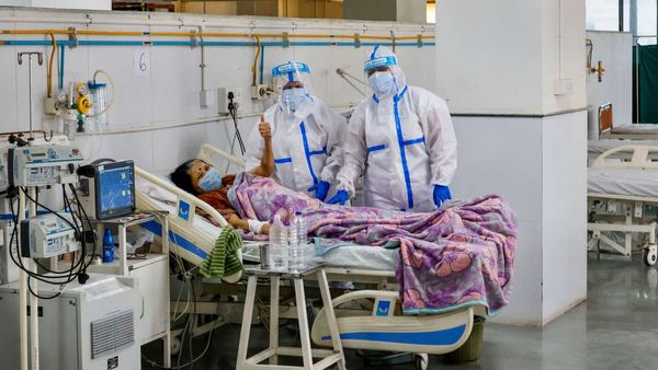 Corona: कर्नाटक में नए वैरिएंट से 3 लोगों की मौत, केरल में एक दिन 114 केस दर्ज