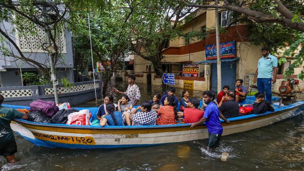 Cyclone Michaung का कहर जारी, जलभराव और पावर कट से लोग परेशान, कई जिलों में स्कूल-कॉलेज बंद
