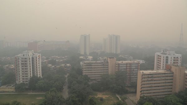 Delhi Air pollution: दिल्ली में फिर बढ़ा वायु प्रदूषण, खराब श्रेणी में पहुंचा AQI, इन इलाकों में हालात खराब