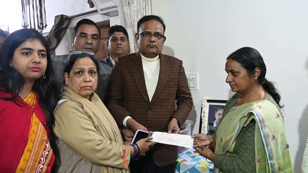 Delhi: कोरोना के जान गंवाने वाले DTC कर्मचारी के परिवार को ₹1 करोड़ का मुआवजा, मंत्री राज आनंद ने सौंपा चेक