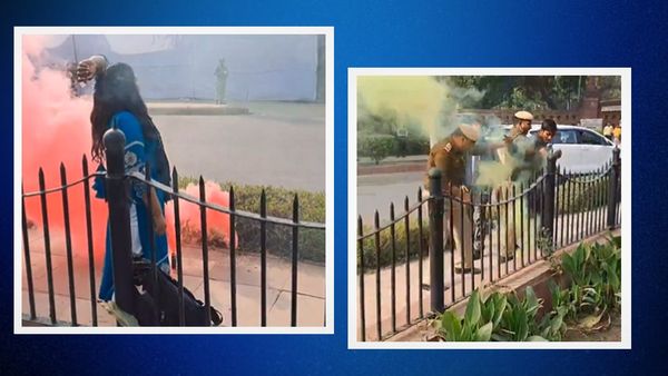 VIDEO: लोकसभा के बाहर भी अंदर जैसी घटना, महिला सहित दो लोगों ने कलर गैस के साथ लगाए नारे और फिर....