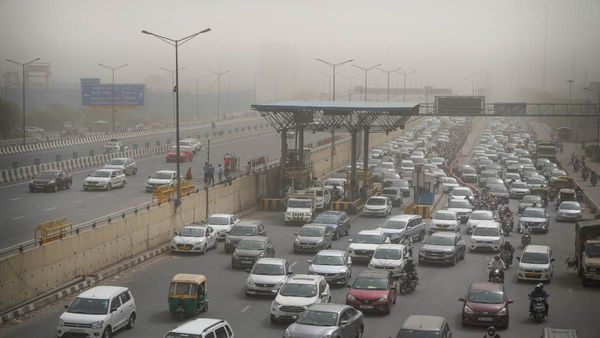 Air Pollution: दिल्ली में BS-III पेट्रोल और BS-IV डीजल कार चलाने पर रोक, GRAP स्टेज 3 लागू