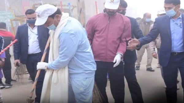 Ayodhya: राम मंदिर, एयरपोर्ट उद्घाटन से पहले स्वच्छता कैंपेन, डिप्टी CM केशव मौर्य ने लगाई झाड़ू, उठाया कूड़ा