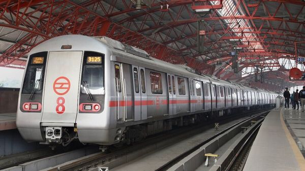 दिल्ली मेट्रो के गेट में फंसी महिला की साड़ी और हो गई मौत, पीछे छोड़ गई 2 बच्चे, 2014 में ही चल बसे थे पति